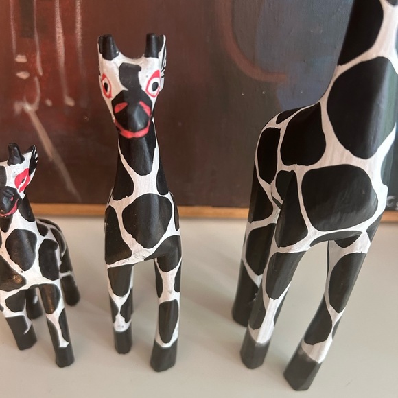 Vintage Handcrafted Black and White Giraffe Figurines Indonesia - Picture 4 of 16